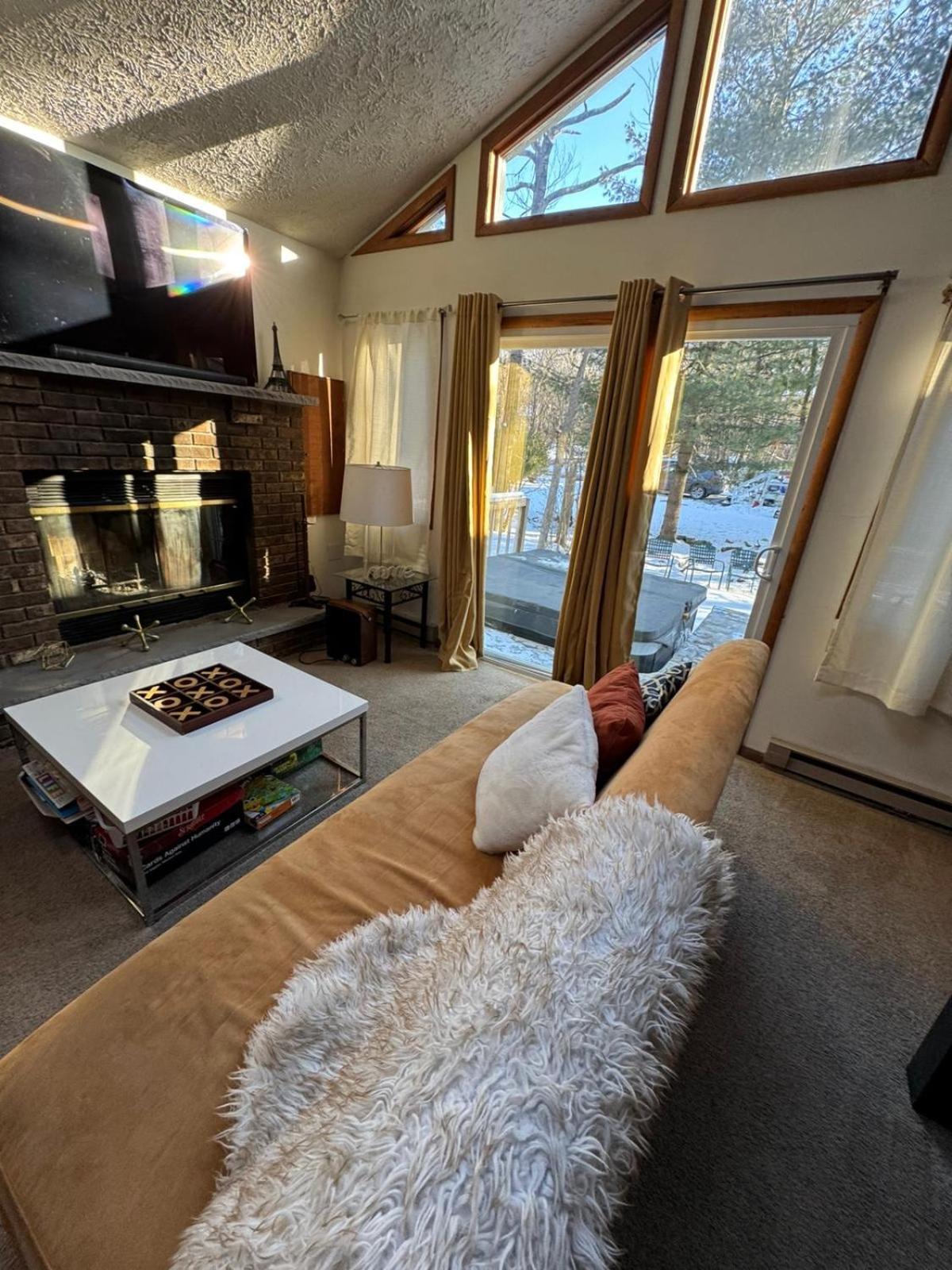 Ambiance - King Bed Cabin, Jetted-Tub & Fireplace Tobyhanna Экстерьер фото