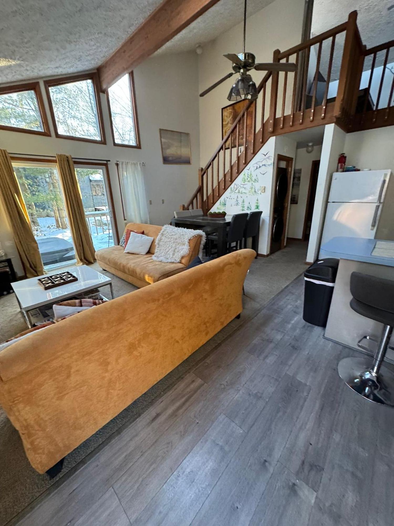 Ambiance - King Bed Cabin, Jetted-Tub & Fireplace Tobyhanna Экстерьер фото